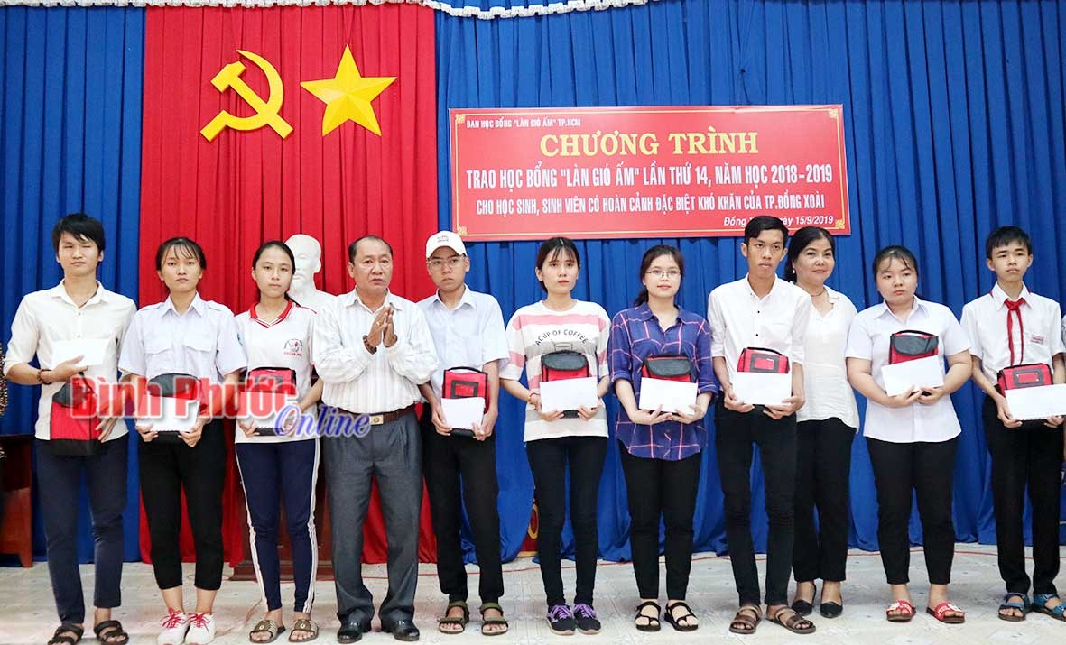 30 học sinh, sinh viên khó khăn nhận học bổng “Làn gió ấm”