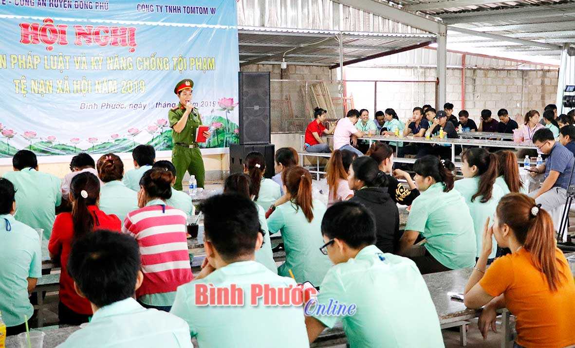 Tuy&ecirc;n truyền ph&aacute;p luật cho c&ocirc;ng nh&acirc;n