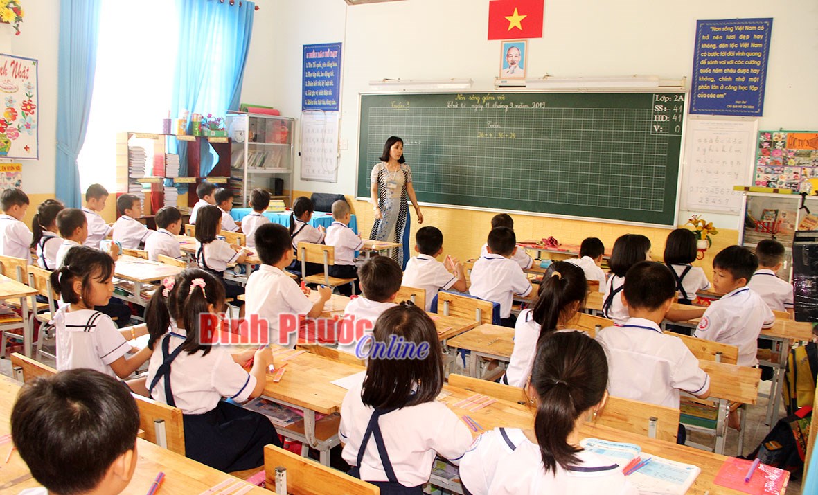 Chồng chất vướng mắc năm học mới