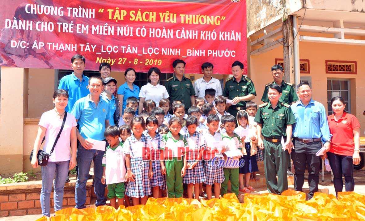 200 phần quà tặng học sinh nghèo xã Lộc Tấn