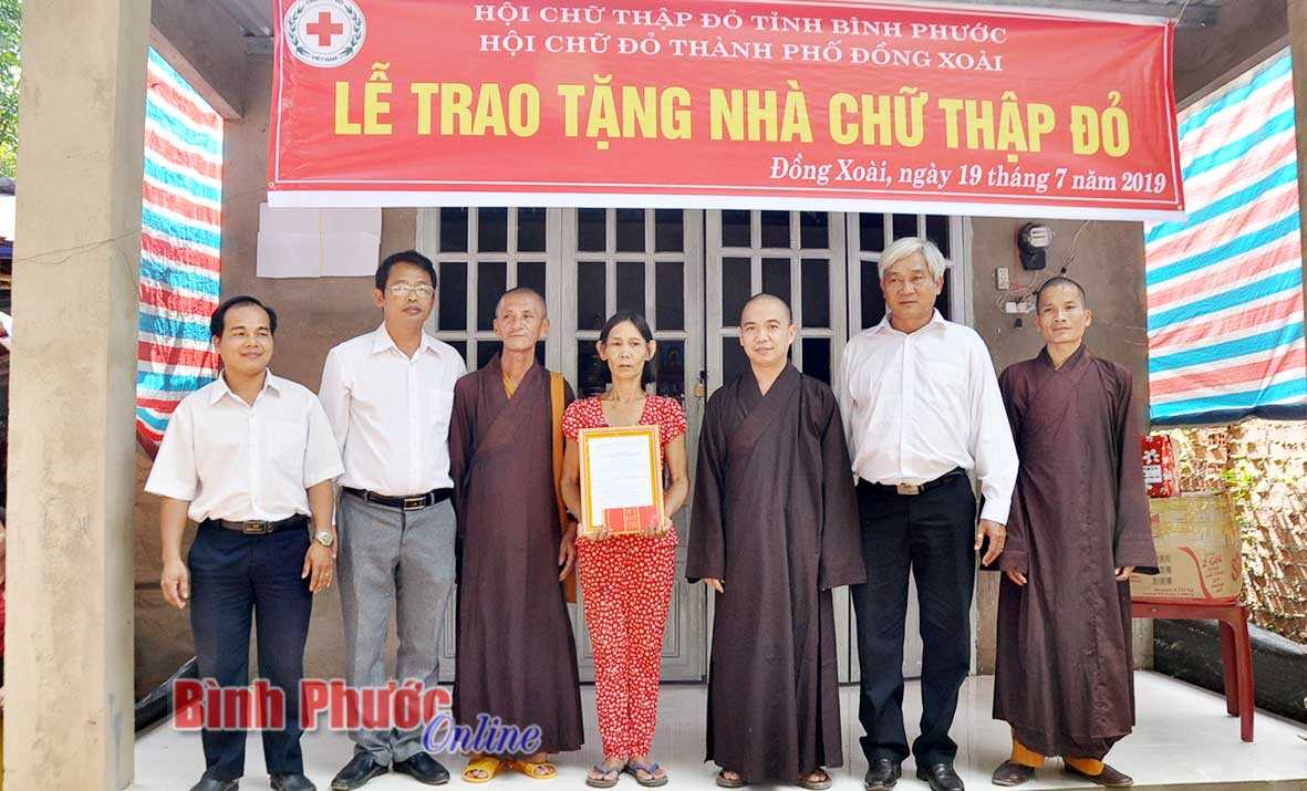 Tặng nhà chữ thập đỏ cho hộ nghèo Nguyễn Thị Vui