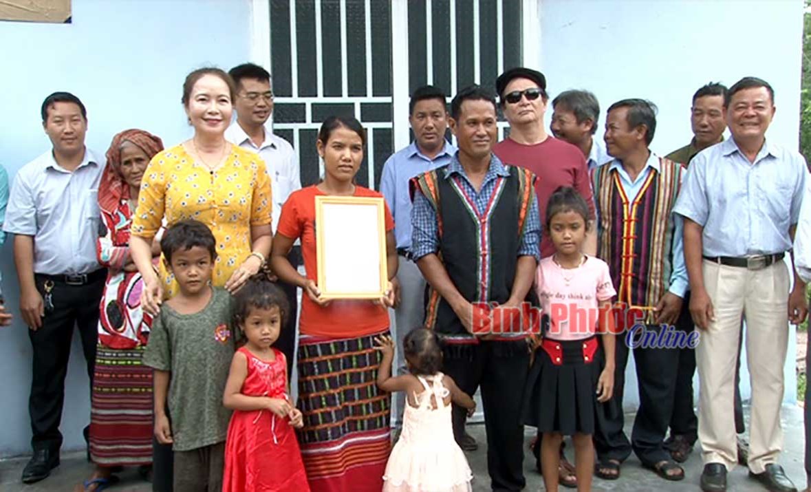 Tặng nhà tình thương cho 2 hộ khó khăn