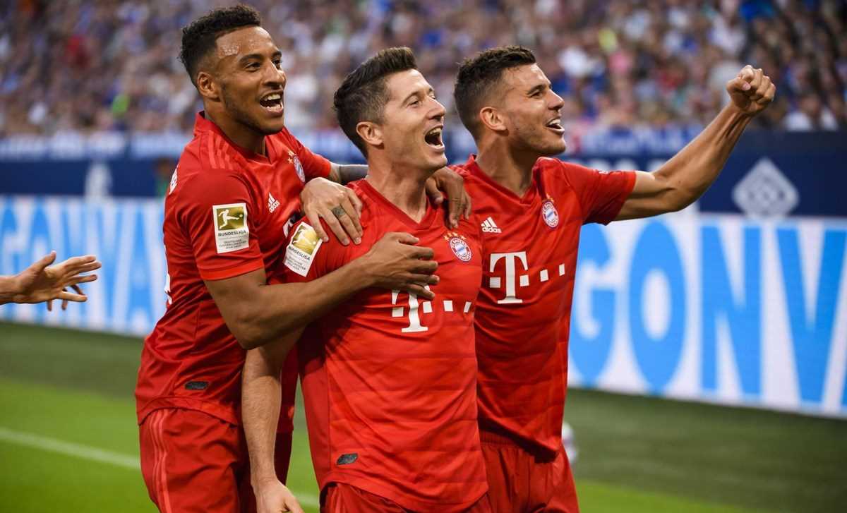 Lewandowski lập hat-trick, Bayern Munich thắng vùi dập Schalke 04