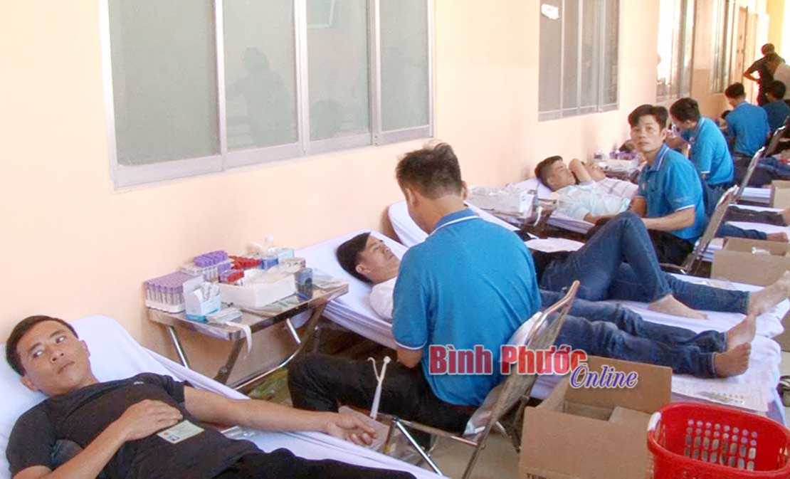 Bù Gia Mập thu 301 đơn vị máu tình nguyện