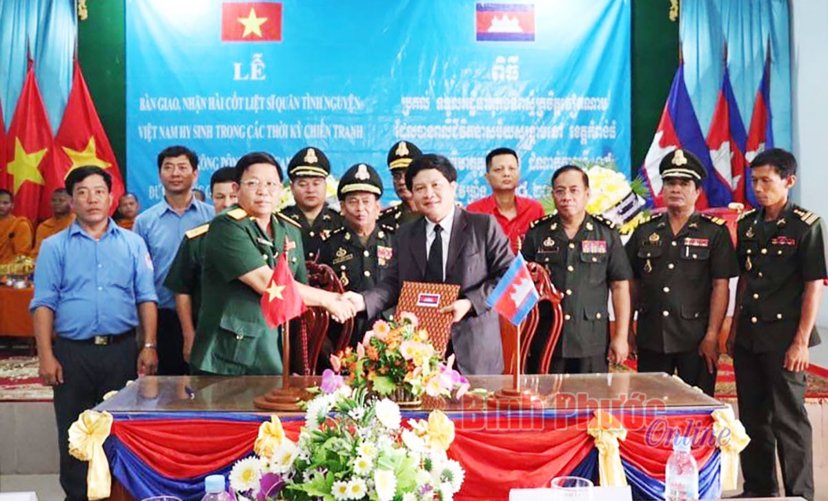 B&igrave;nh Phước nhận b&agrave;n giao 66 h&agrave;i cốt liệt sĩ từ Campuchia