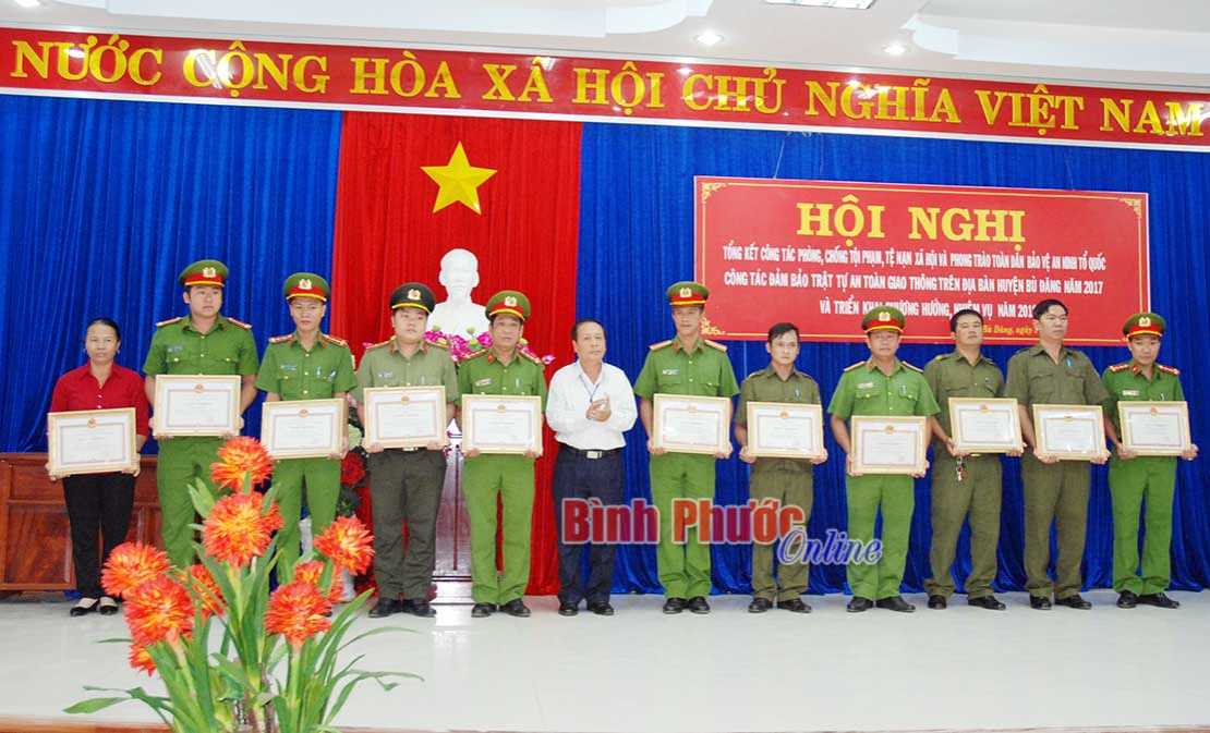 Đẩy mạnh phong tr&agrave;o To&agrave;n d&acirc;n bảo vệ an ninh Tổ quốc