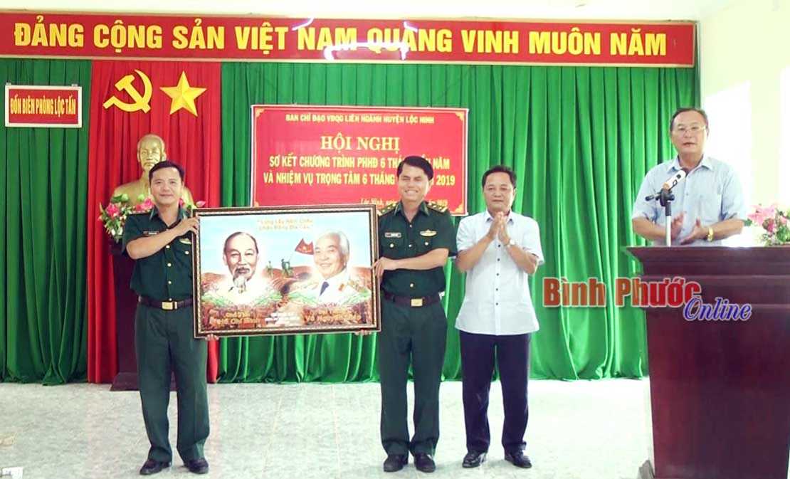 Hơn 4 tỷ đồng tặng qu&agrave;, x&acirc;y v&agrave; sửa nh&agrave; cho hộ ngh&egrave;o, gia đ&igrave;nh ch&iacute;nh s&aacute;ch