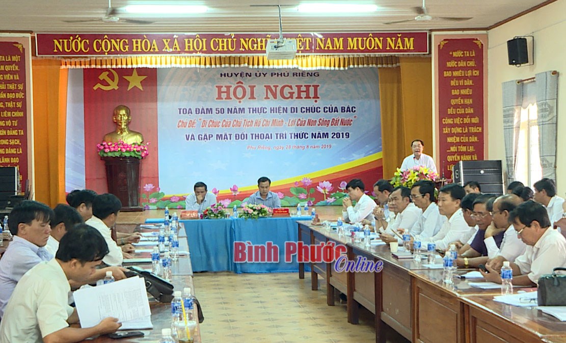 Ph&uacute; Riềng ph&aacute;t động thi đua ch&agrave;o mừng đại hội đảng c&aacute;c cấp