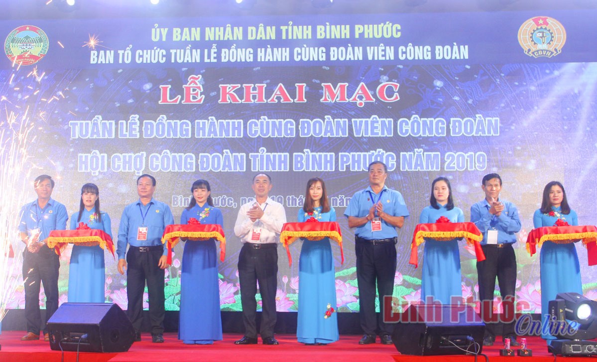 Khai mạc tuần lễ đồng h&agrave;nh với đo&agrave;n vi&ecirc;n c&ocirc;ng đo&agrave;n