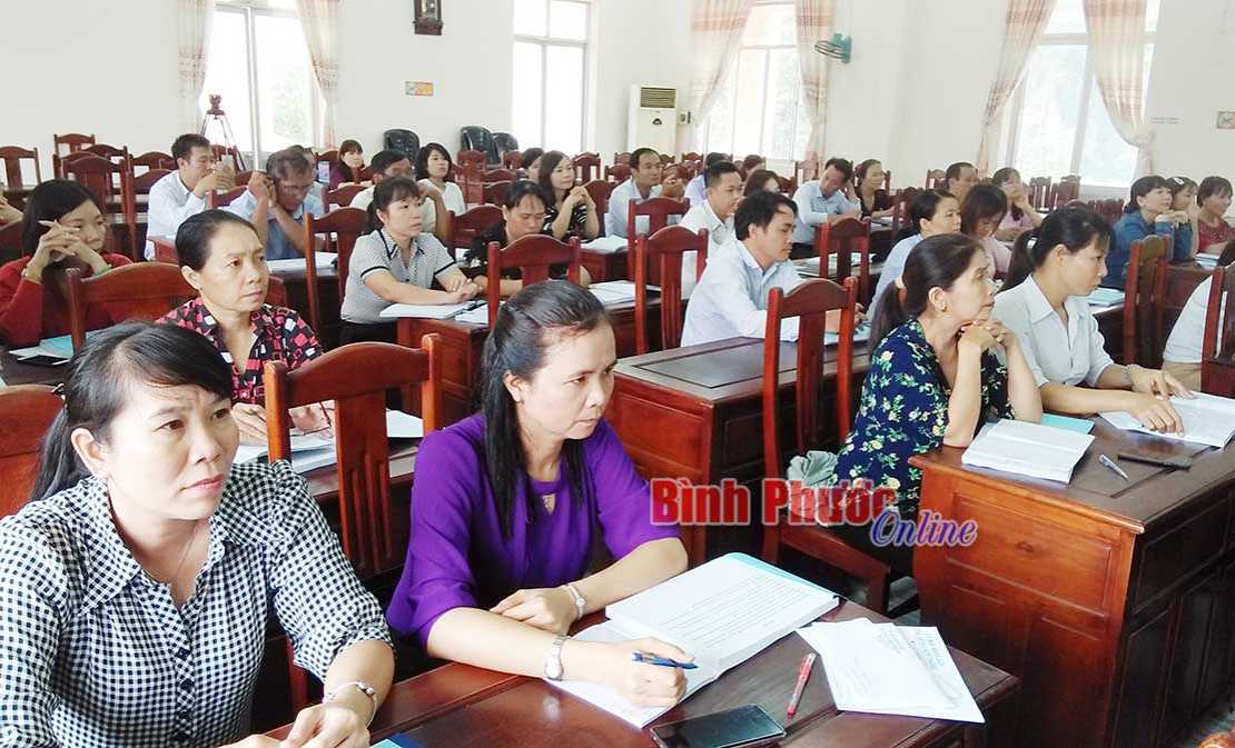 Chơn Th&agrave;nh bồi dưỡng kiến thức QP-AN cho đối tượng 4