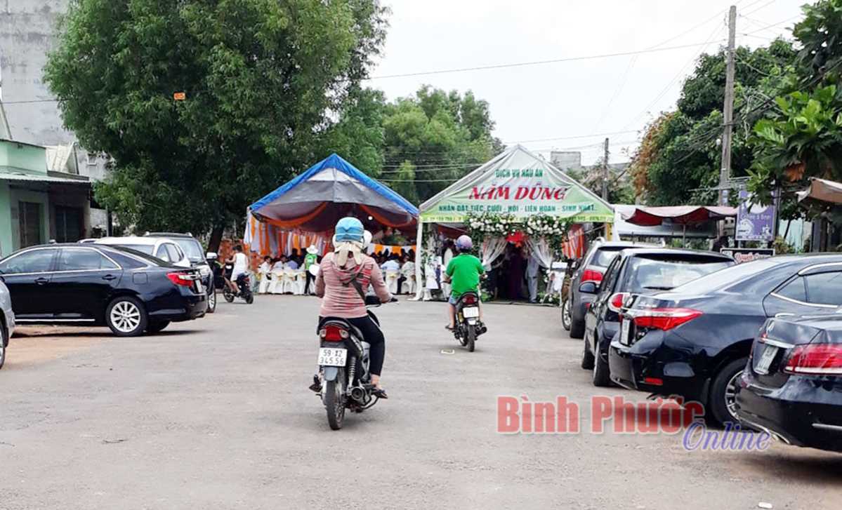 Ảnh phê bình: Đám cưới cản trở giao thông