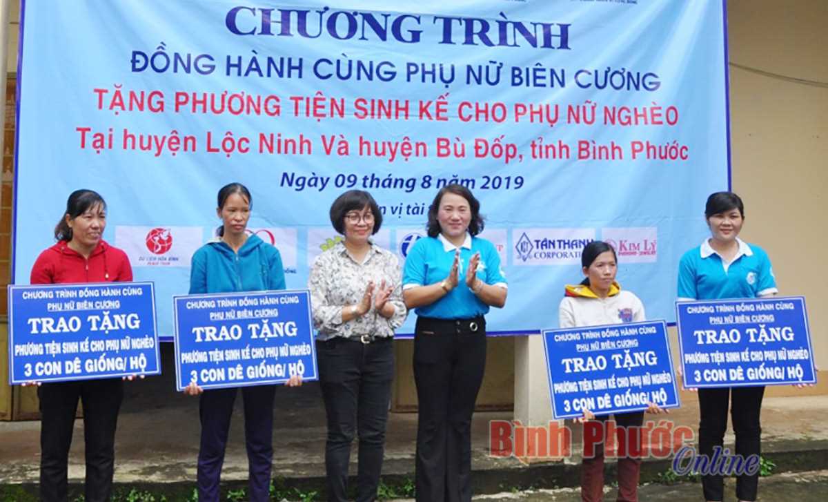 Tặng 27 dê giống cho phụ nữ vùng biên