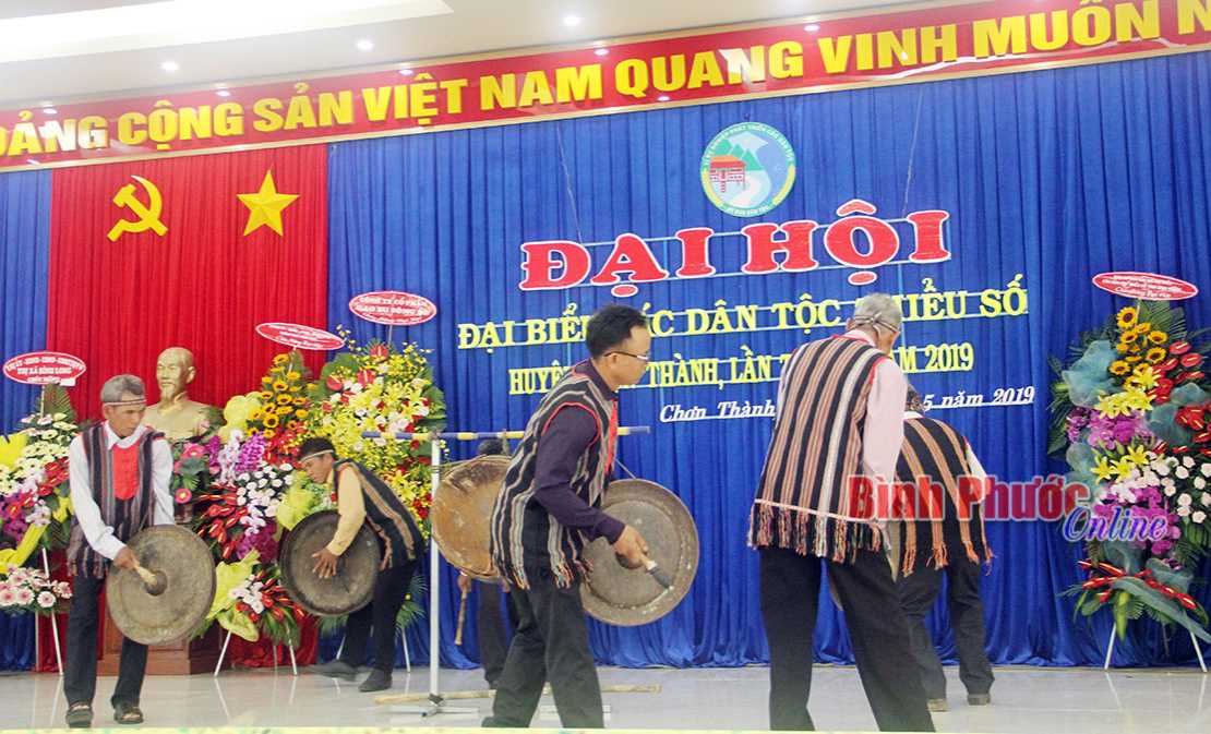 Chơn Th&agrave;nh chăm lo tốt cho đồng b&agrave;o DTTS