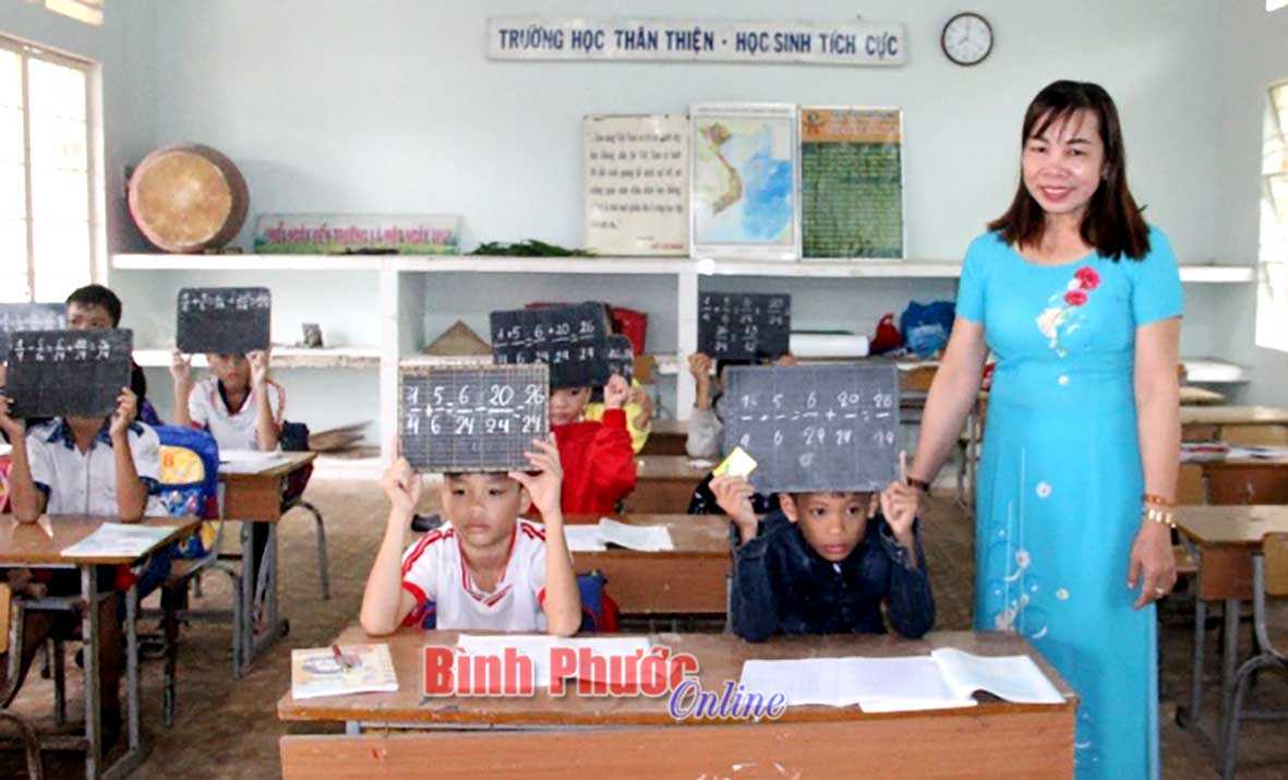 Điểm lẻ Trường tiểu học Nha Bích được sơn mới