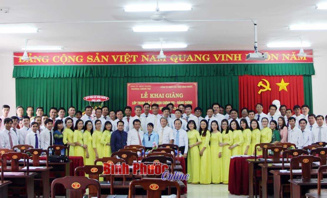 Khai giảng lớp trung cấp l&yacute; luận ch&iacute;nh trị ng&agrave;nh điện lực