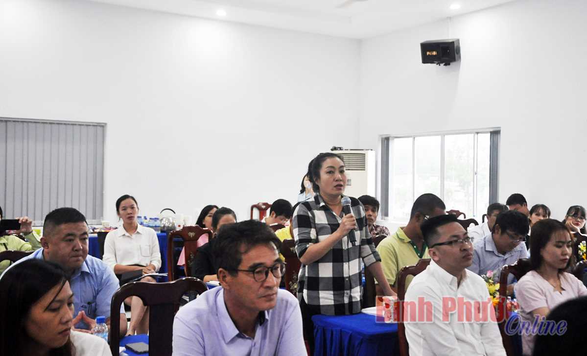 Hải quan Chơn Th&agrave;nh đối thoại với nh&agrave; đầu tư tại KCN Becamex - B&igrave;nh Phước