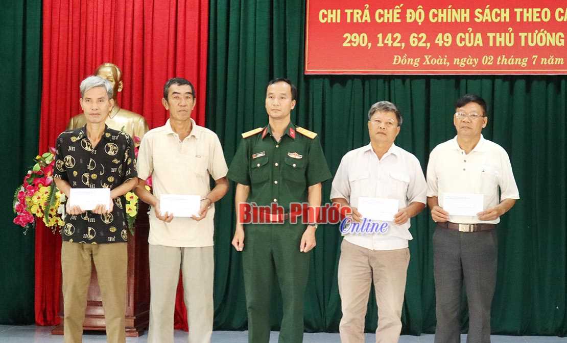 Đồng Xo&agrave;i chi trả trợ cấp một lần cho 30 đối tượng