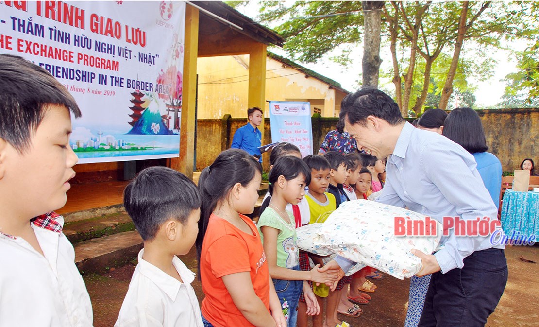 Đo&agrave;n thanh ni&ecirc;n Việt - Nhật tặng qu&agrave; trẻ em ngh&egrave;o ở B&ugrave; Gia Mập