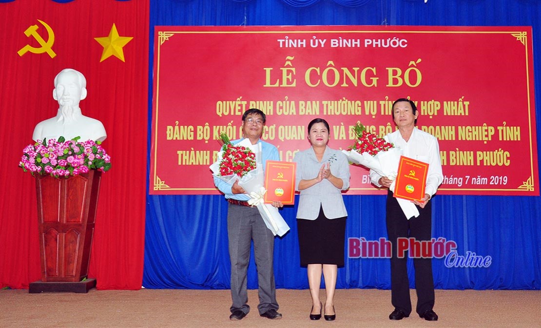 C&ocirc;ng bố quyết định hợp nhất Đảng bộ Khối c&aacute;c cơ quan v&agrave; Đảng bộ Khối doanh nghiệp tỉnh