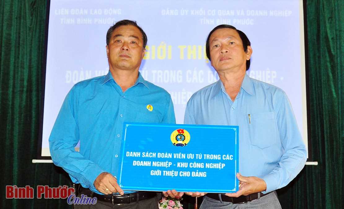 Giới thiệu 190 đo&agrave;n vi&ecirc;n ưu t&uacute; trong DN, KCN cho Đảng