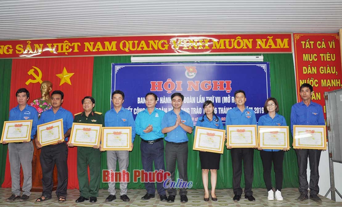 5 tập thể và 5 cá nhân nhận bằng khen vì có thành tích tiêu biểu trong tháng thanh niên