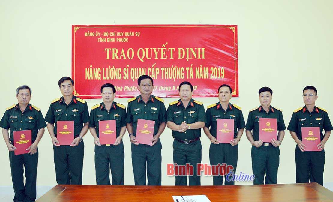Trao quyết định n&acirc;ng lương v&agrave; thăng qu&acirc;n h&agrave;m thượng t&aacute; cho 7 sĩ quan