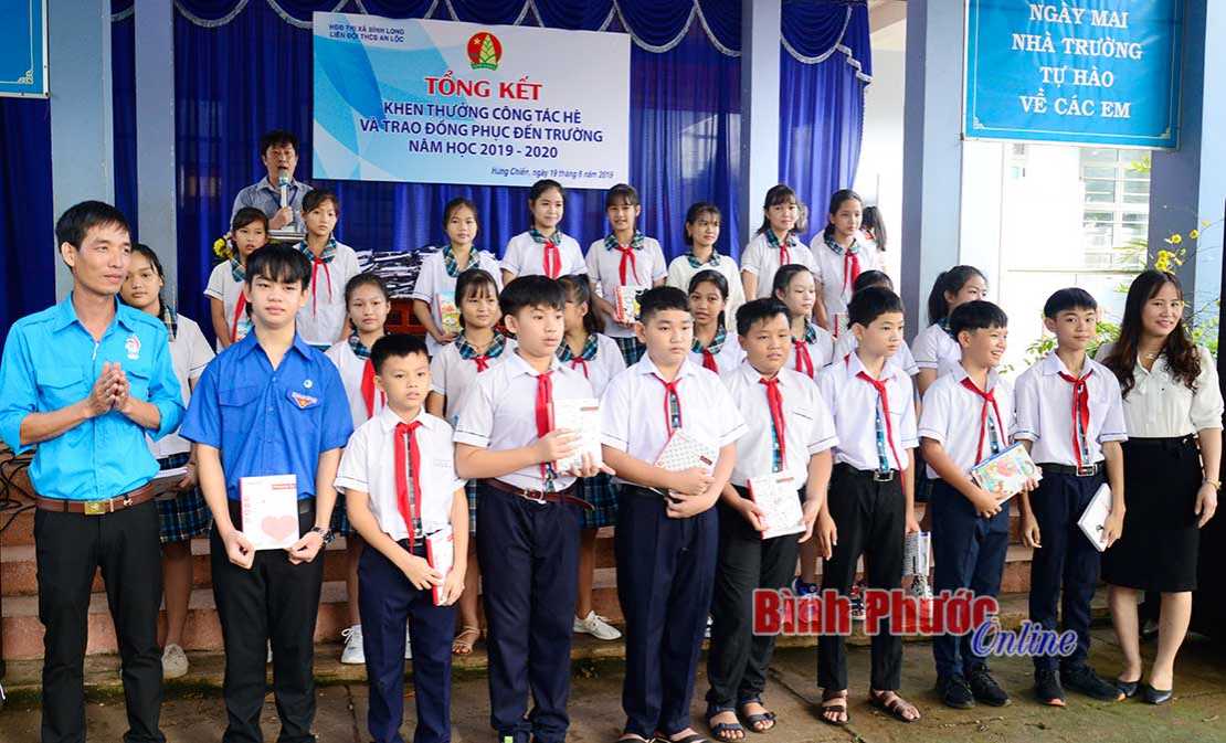 Tặng đồng phục cho 48 học sinh hoàn cảnh khó khăn