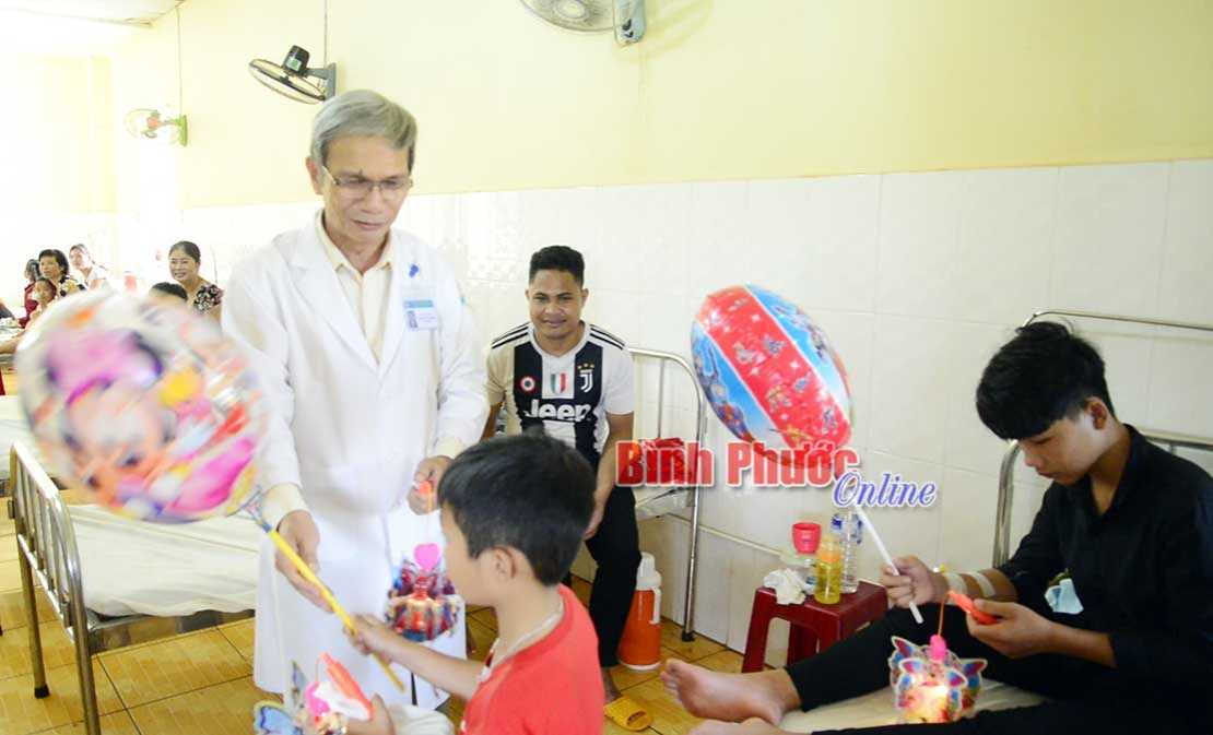 Tặng quà trung thu cho bệnh nhi tại Bình Long