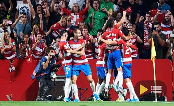 Thắng sốc Barcelona, tân binh Granada leo lên ngôi đầu La Liga