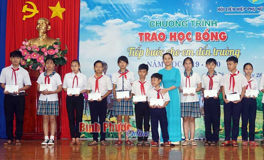 Bình Long trao 61 học bổng tiếp bước đến trường