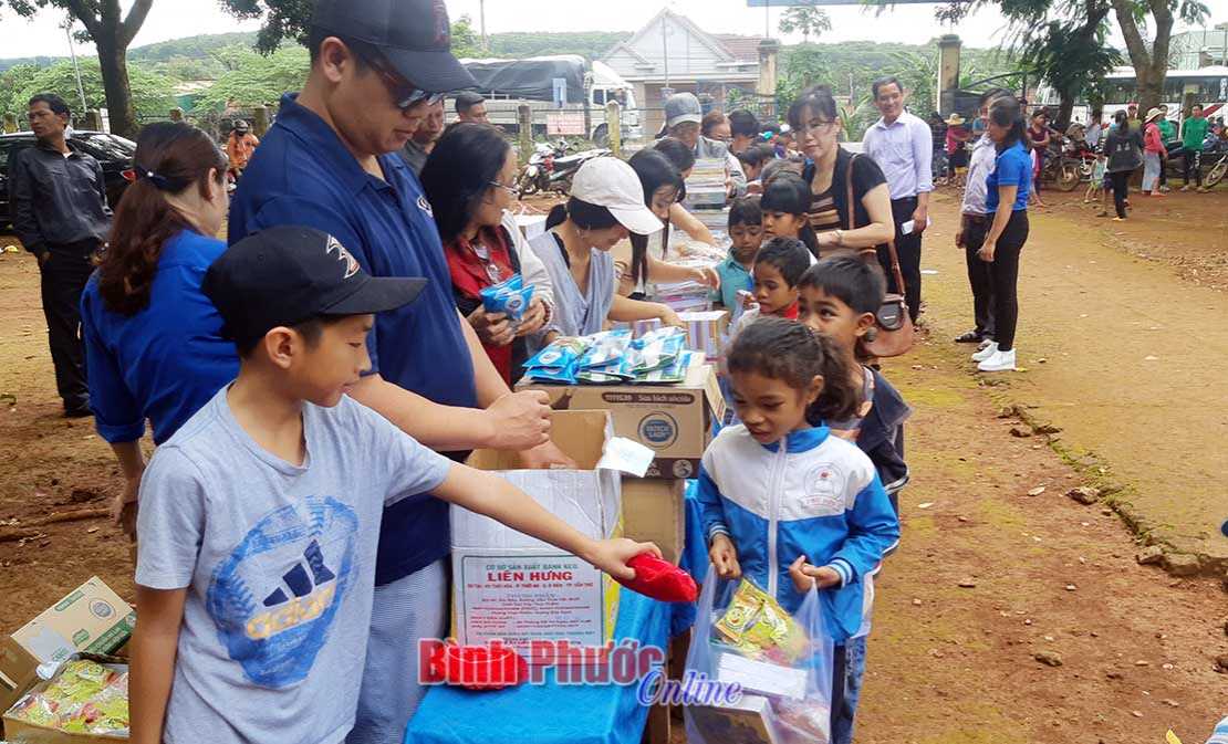 “Tiếp bước đến trường” và tặng quà gia đình khó khăn do mưa lũ tại Bù Đăng