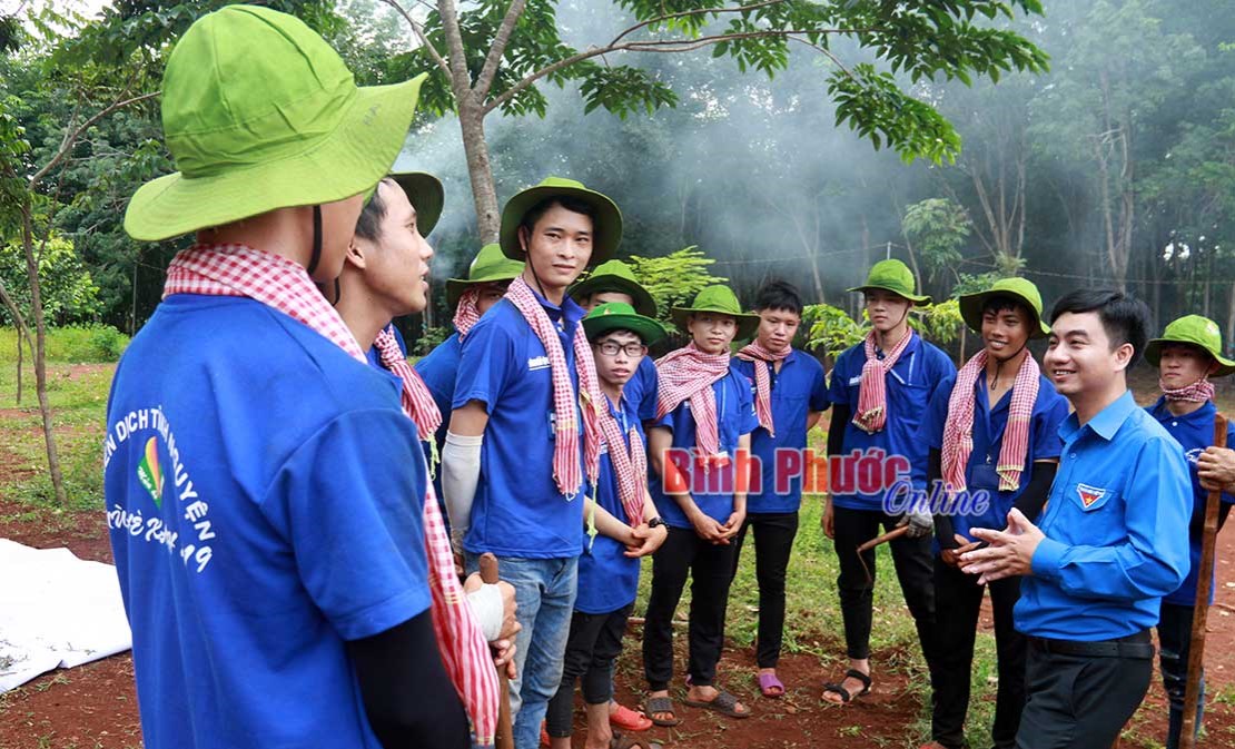 Thăm chiến sĩ tình nguyện mùa hè xanh tại Bù Gia Mập
