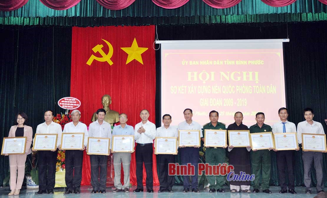 X&acirc;y dựng thế trận quốc ph&ograve;ng to&agrave;n d&acirc;n gắn với an ninh nh&acirc;n d&acirc;n