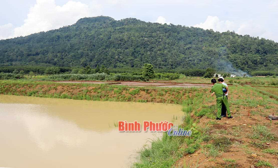 Đi bắt ốc, 2 học sinh bị đuối nước