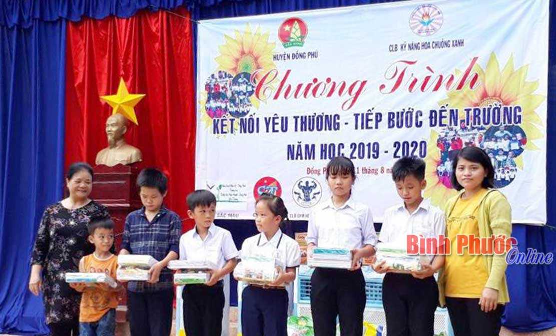 Tiếp sức đến trường cho học sinh vùng sâu, vùng xa ở Đồng Phú