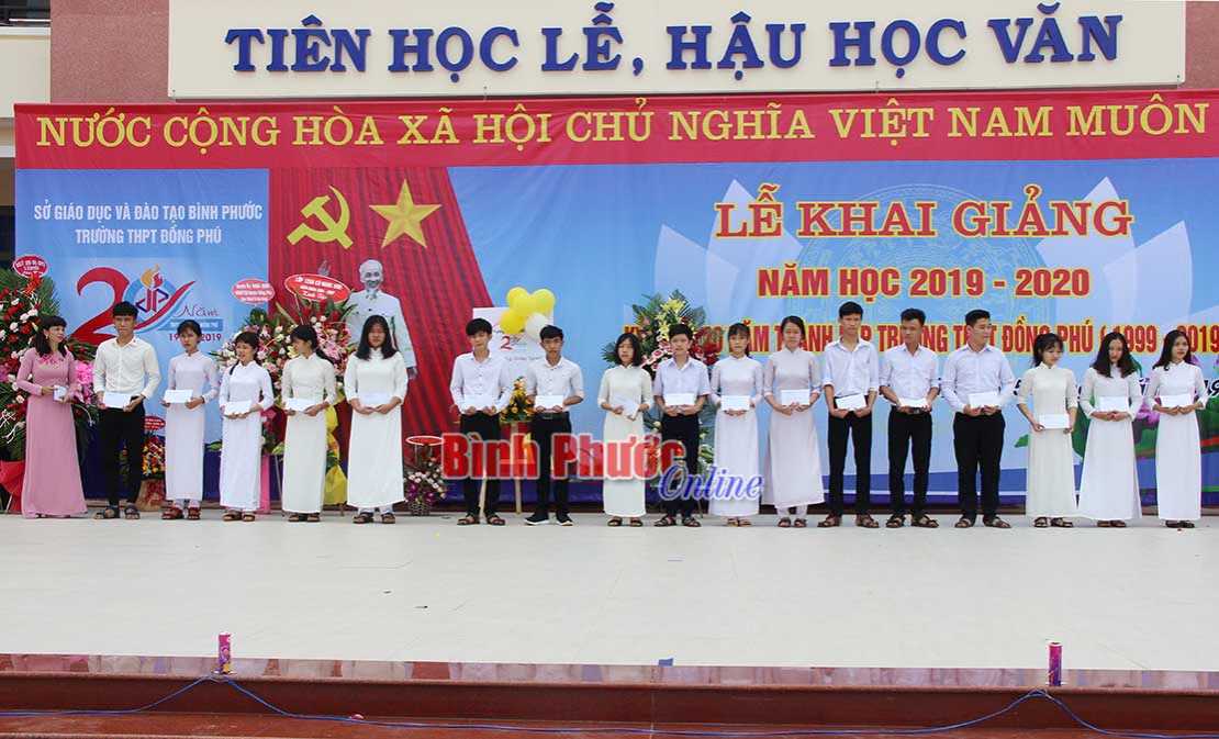 Gần 1 tỷ đồng tặng học sinh nghèo hiếu học