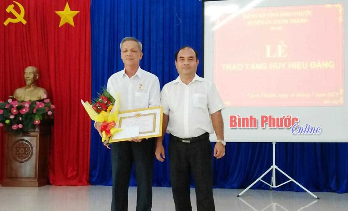 Đồng ch&iacute; Nguyễn Văn T&iacute;nh được tặng Huy hiệu 45 năm tuổi Đảng