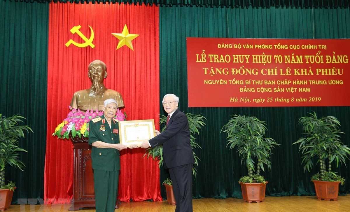 Trao Huy hiệu 70 năm tuổi Đảng tặng nguy&ecirc;n Tổng B&iacute; thư L&ecirc; Khả Phi&ecirc;u