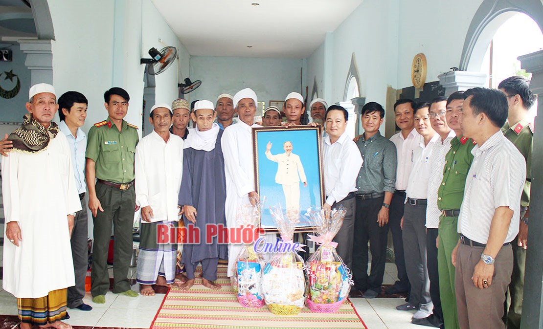 Ph&uacute; Riềng ph&aacute;t huy vai tr&ograve; chức sắc t&ocirc;n gi&aacute;o v&agrave; người c&oacute; uy t&iacute;n