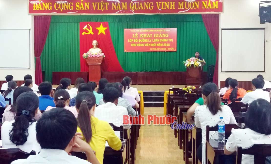 Khi trưởng ban tuy&ecirc;n gi&aacute;o đồng thời l&agrave; gi&aacute;m đốc trung t&acirc;m bồi dưỡng ch&iacute;nh trị