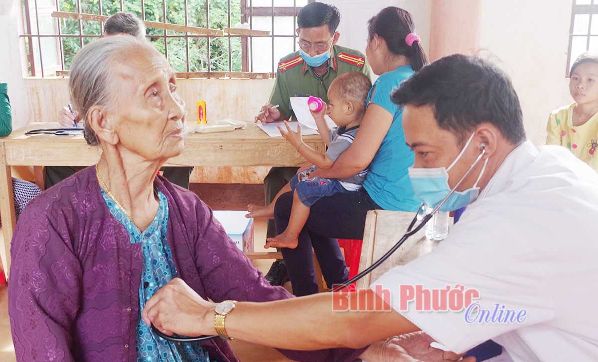 Những chiến sĩ công an mặc áo blouse