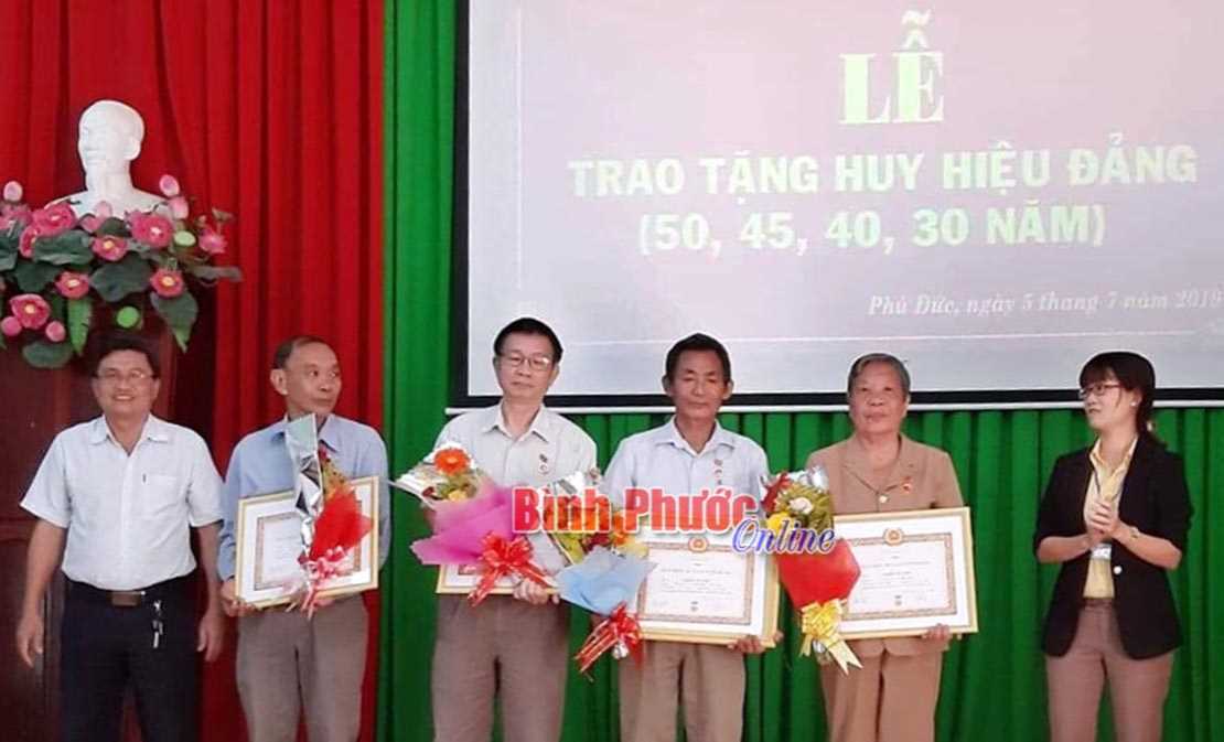 B&igrave;nh Long: 25 đảng vi&ecirc;n được trao tặng Huy hiệu Đảng