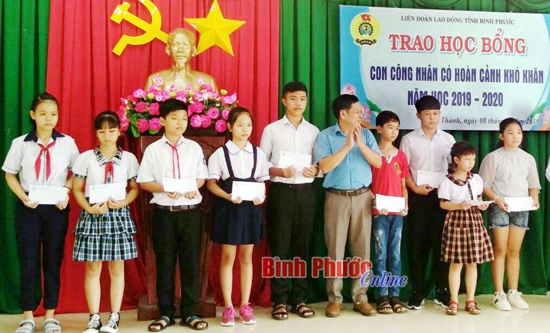 120 phần quà tặng con công nhân, lao động hoàn cảnh khó khăn