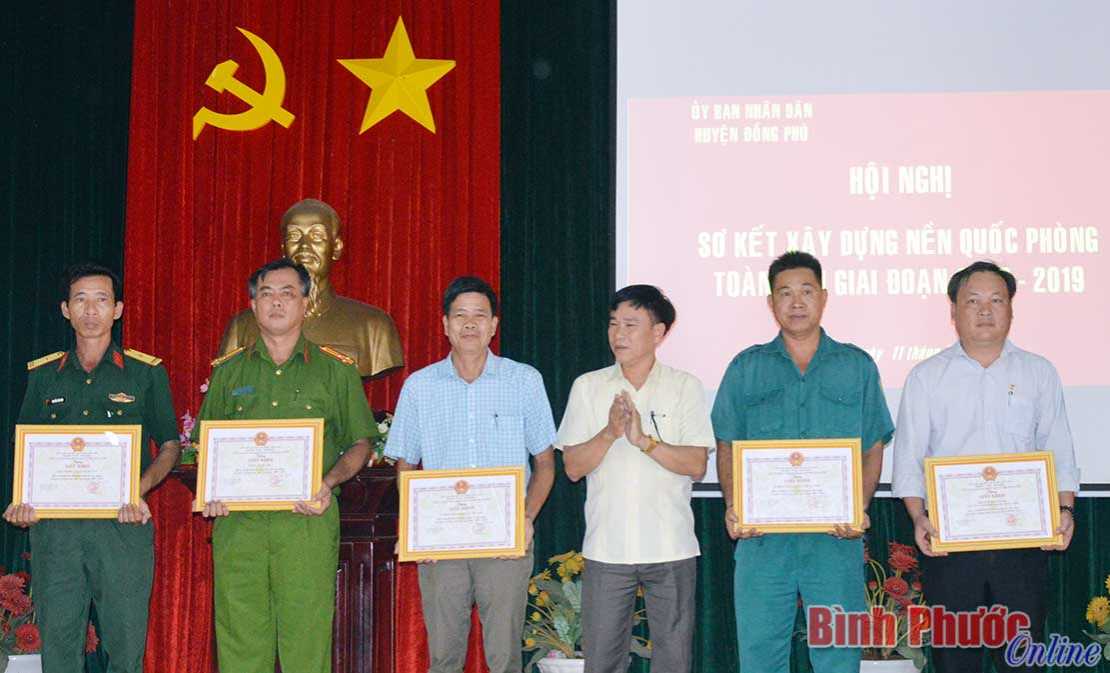 Đồng Ph&uacute; sơ kết 10 năm x&acirc;y dựng nền quốc ph&ograve;ng to&agrave;n d&acirc;n