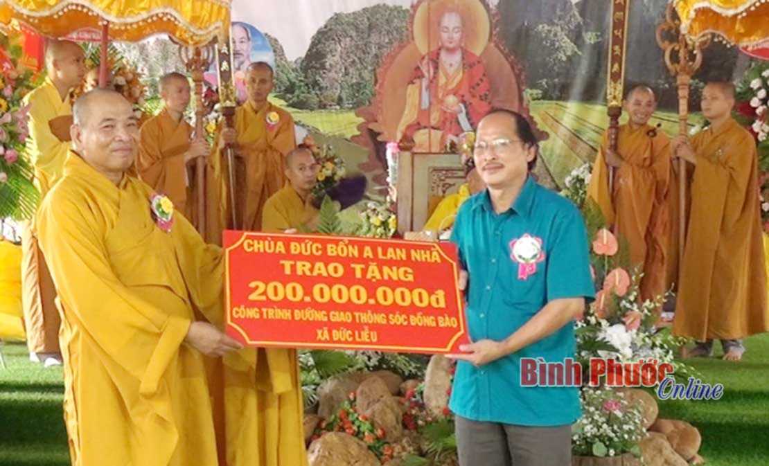 Chùa Đức Bổn A Lan Nhã tặng 200 triệu đồng làm đường giao thông