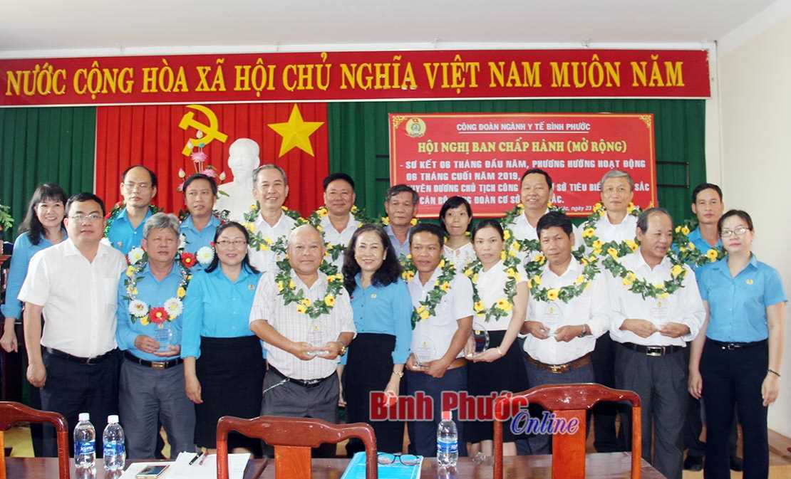 C&ocirc;ng đo&agrave;n ng&agrave;nh y tế: Tuy&ecirc;n dương 17 chủ tịch c&ocirc;ng đo&agrave;n cơ sở ti&ecirc;u biểu