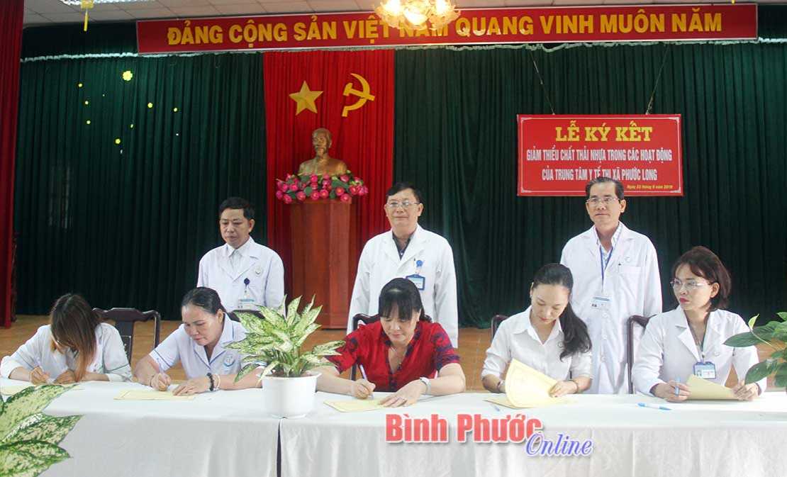 Ngành y tế Phước Long ký kết giảm thiểu chất thải nhựa