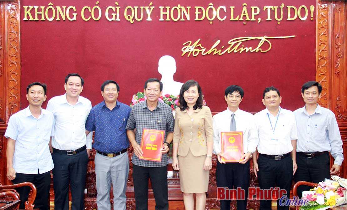 Trao quyết định nghỉ hưu cho 2 c&aacute;n bộ