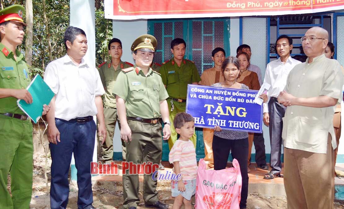 Tuổi trẻ C&ocirc;ng an Đồng Ph&uacute; d&acirc;n vận kh&eacute;o