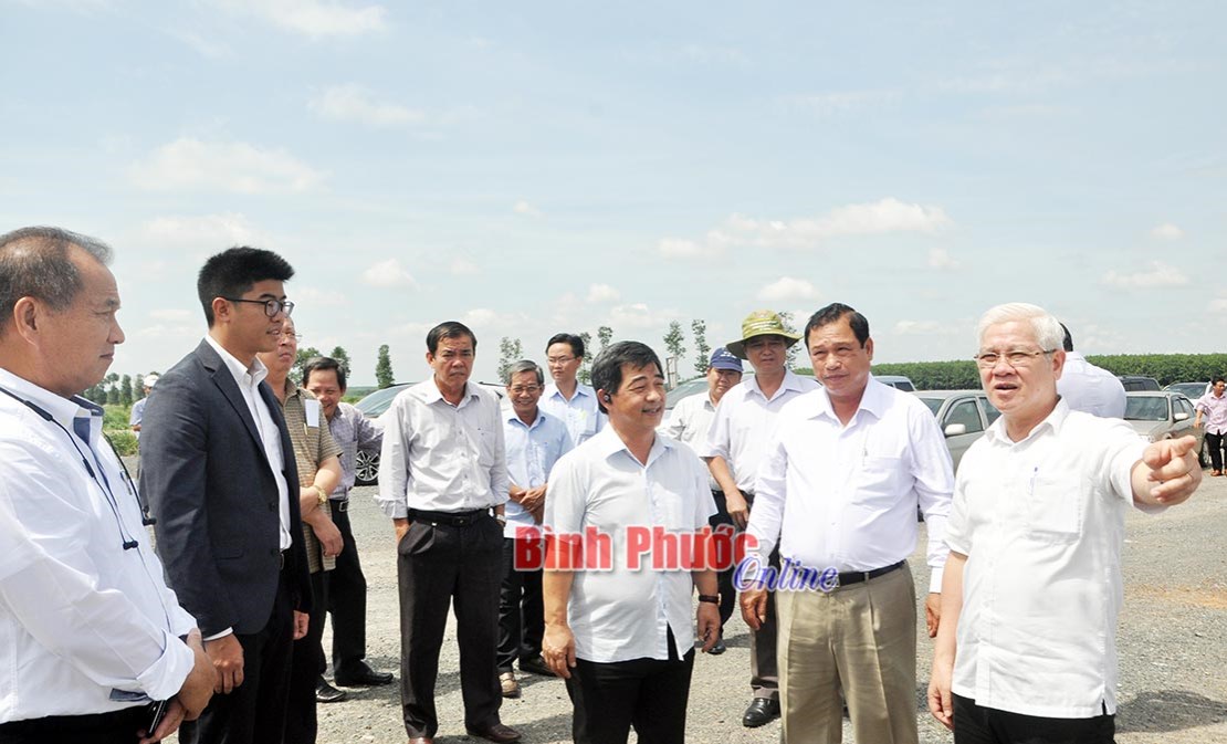 Thường trực Tỉnh ủy khảo s&aacute;t c&aacute;c khu c&ocirc;ng nghiệp trọng điểm